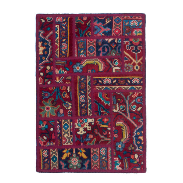 سجادة مرقعة إيرانية قديمة محبوكة يدويًا بنمط قرمزي