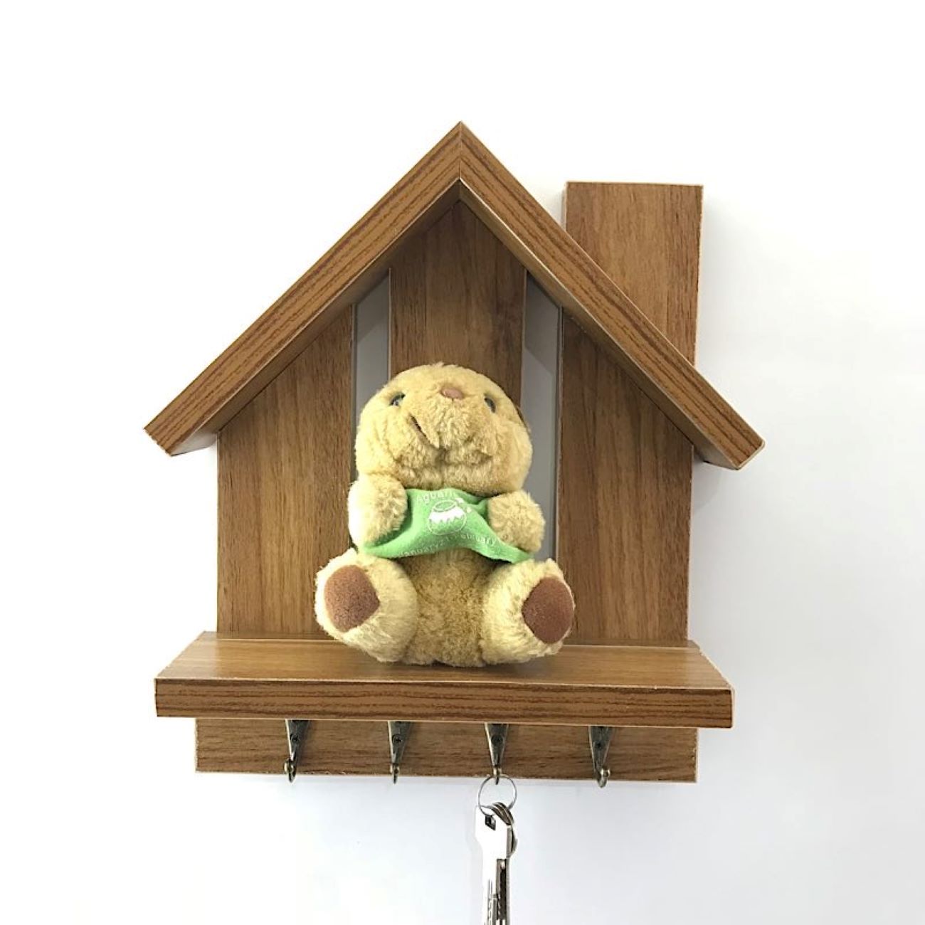 حامل مفاتيح جداري زخرفي ومصنوع يدويًا مع رف وتصميم كوخ