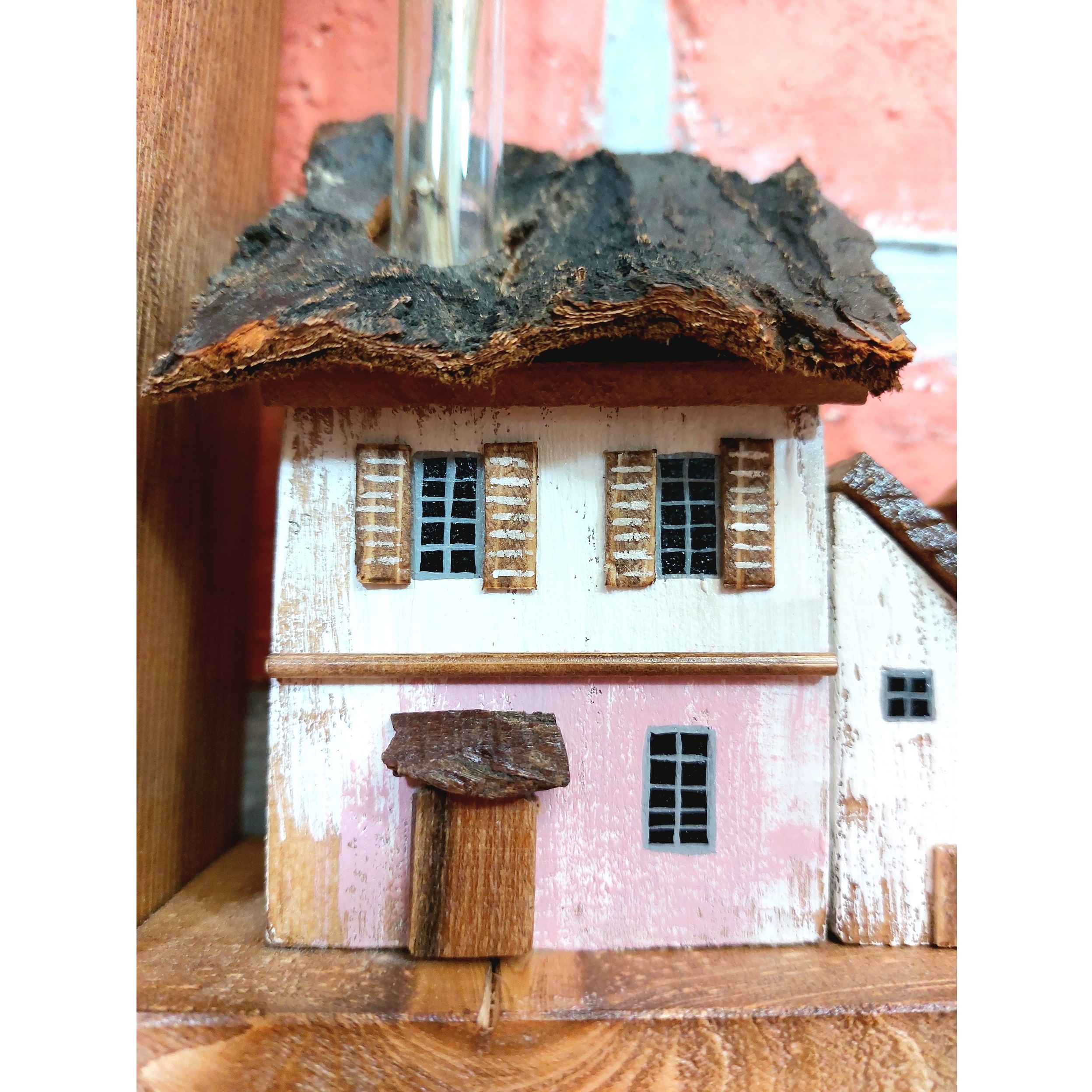 حامل مفاتيح جداري زخرفي ومصنوع يدويًا مع 5 خطافات وتصميم كوخ