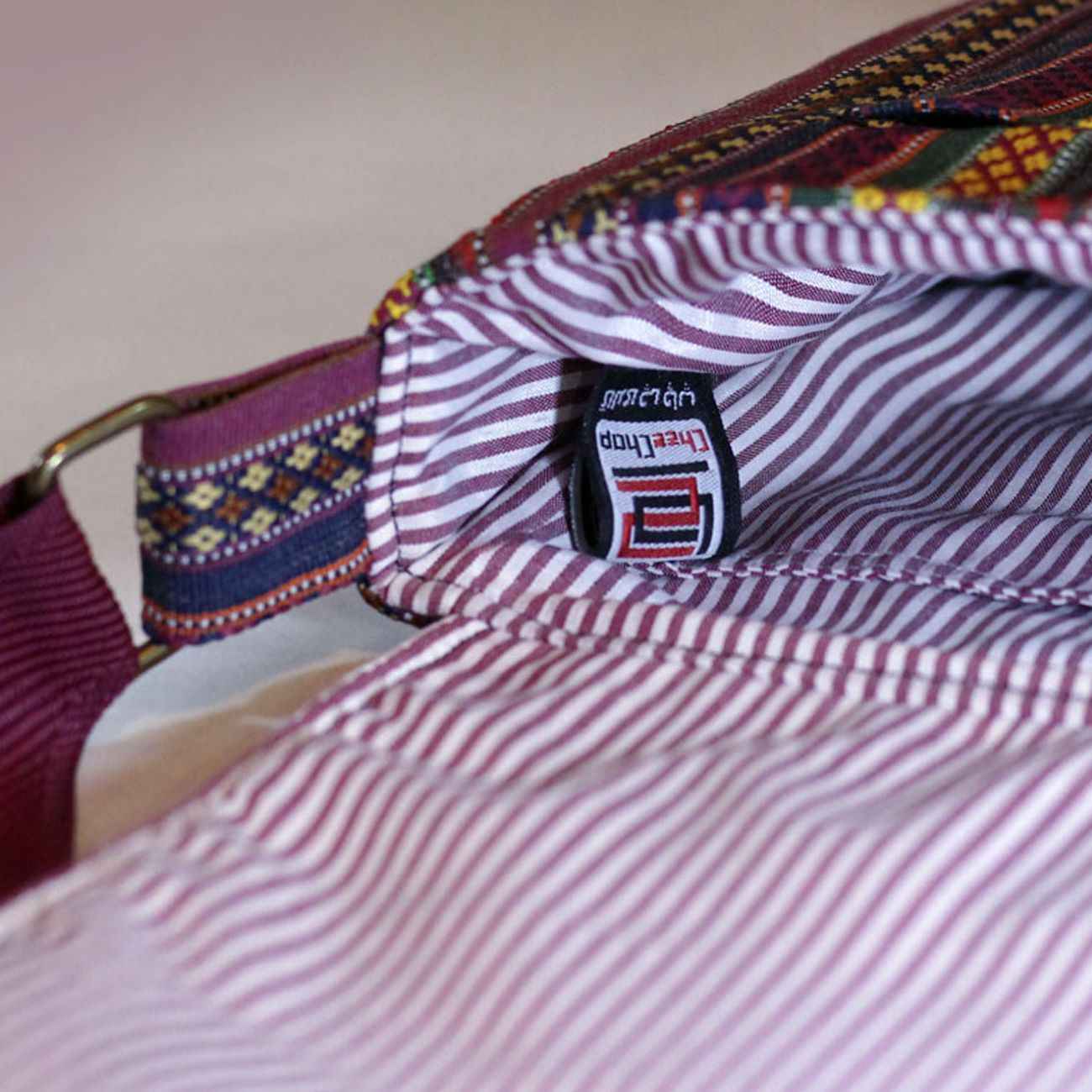 حقيبة كتف عبر الجسم بنمط زهري مخطط باللون البنفسجي للسيدات