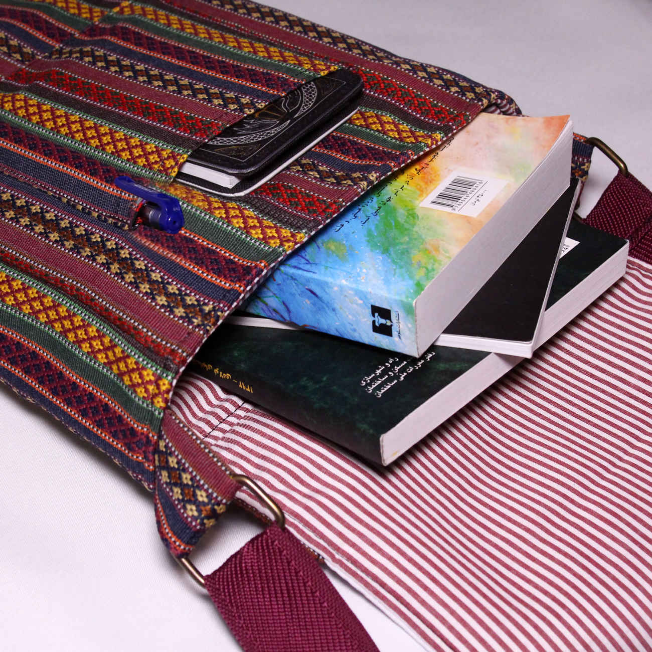 حقيبة كتف عبر الجسم بتصميم مخطط تقليدي للسيدات