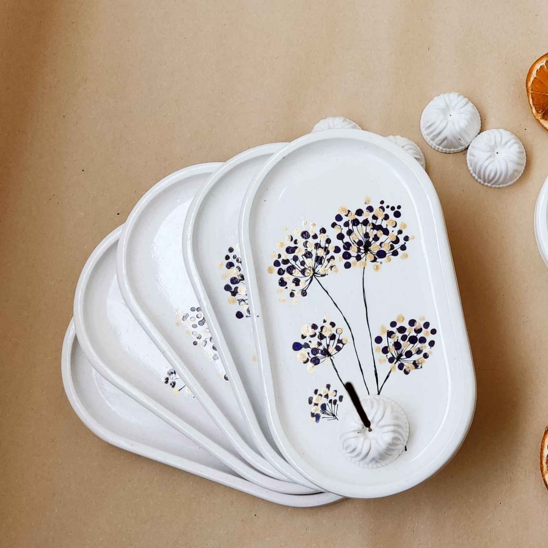 صينية خرسانية مصنوعة يدويًا بتصميم نبات الهندباء لزينة المنزل