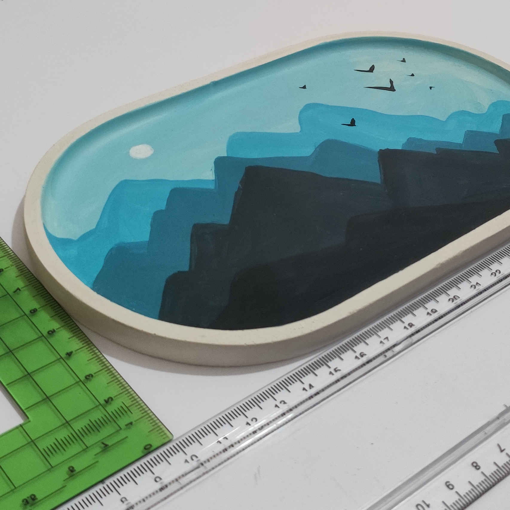 صينية خرسانية مصنوعة يدويًا بتصميم الجبال المرسوم