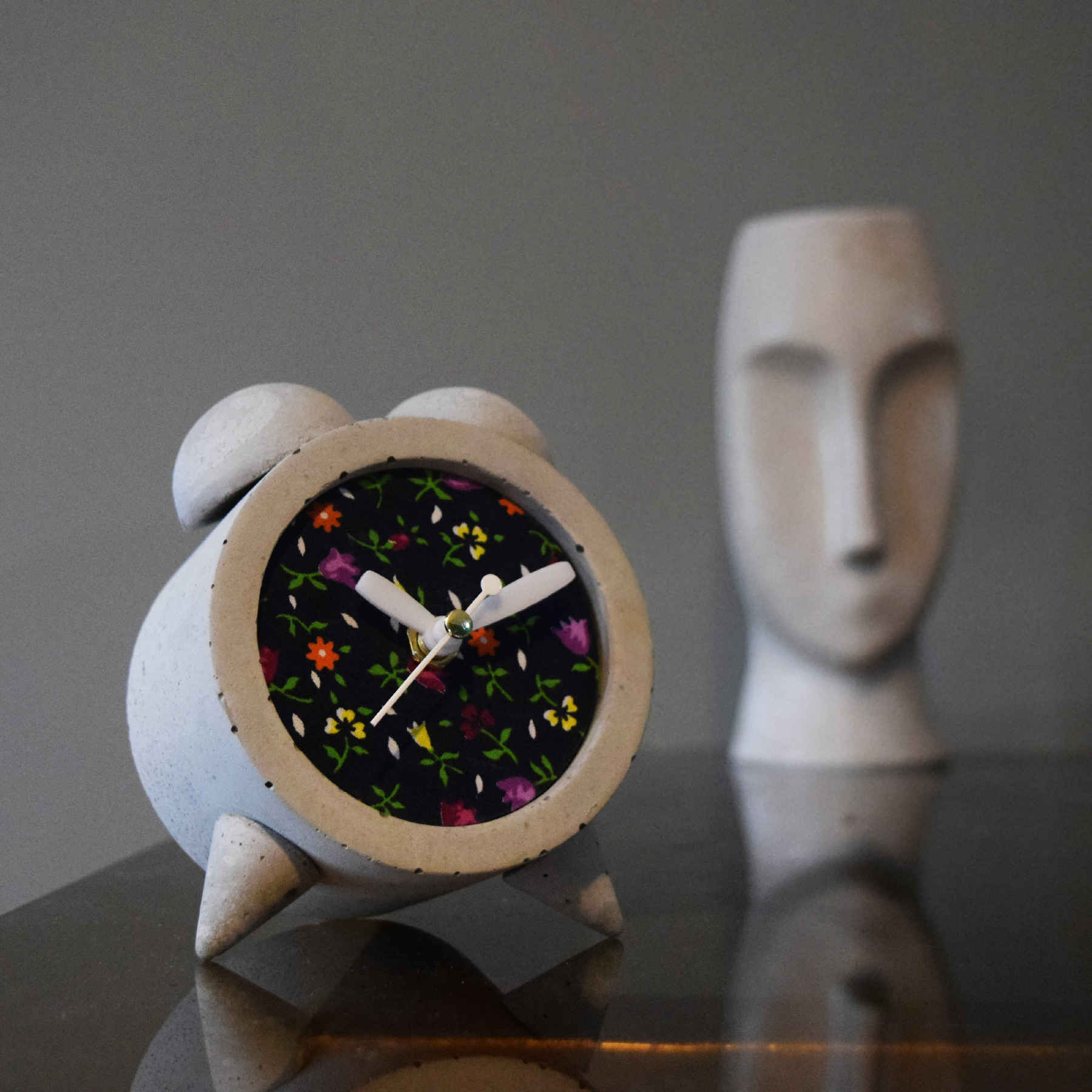 ساعة جرس مزدوجة من الخرسانة المصنوعة يدويًا بالقماش