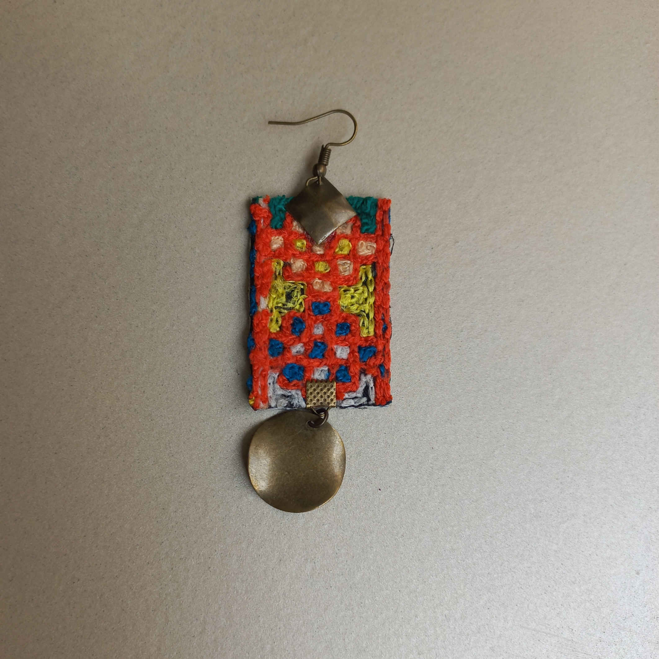 أقراط إيرانية مطرزة بأعمال إبرة تقليدية حمراء