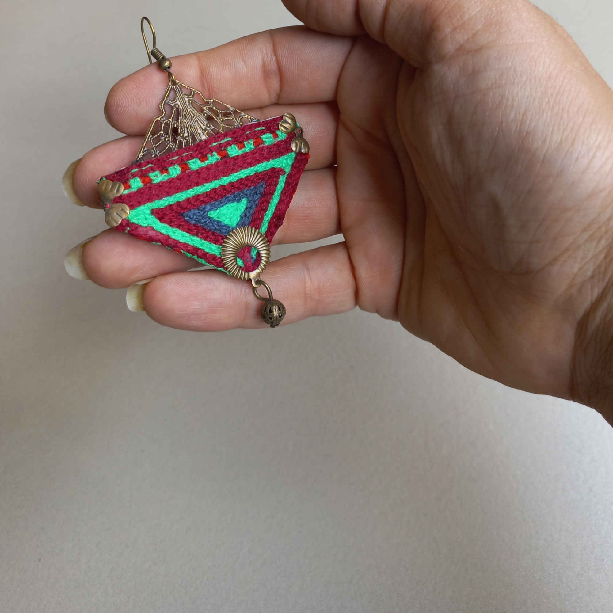 أقراط إيرانية مطرزة بأعمال إبرة تقليدية