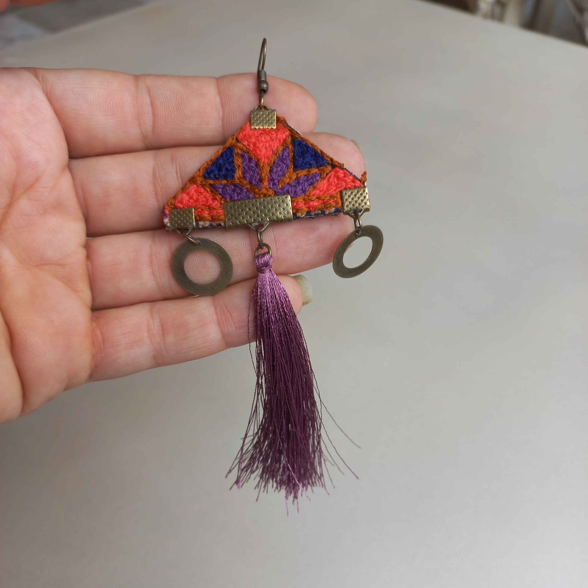 أقراط إيرانية مطرزة بأعمال إبرة تقليدية مع خرز