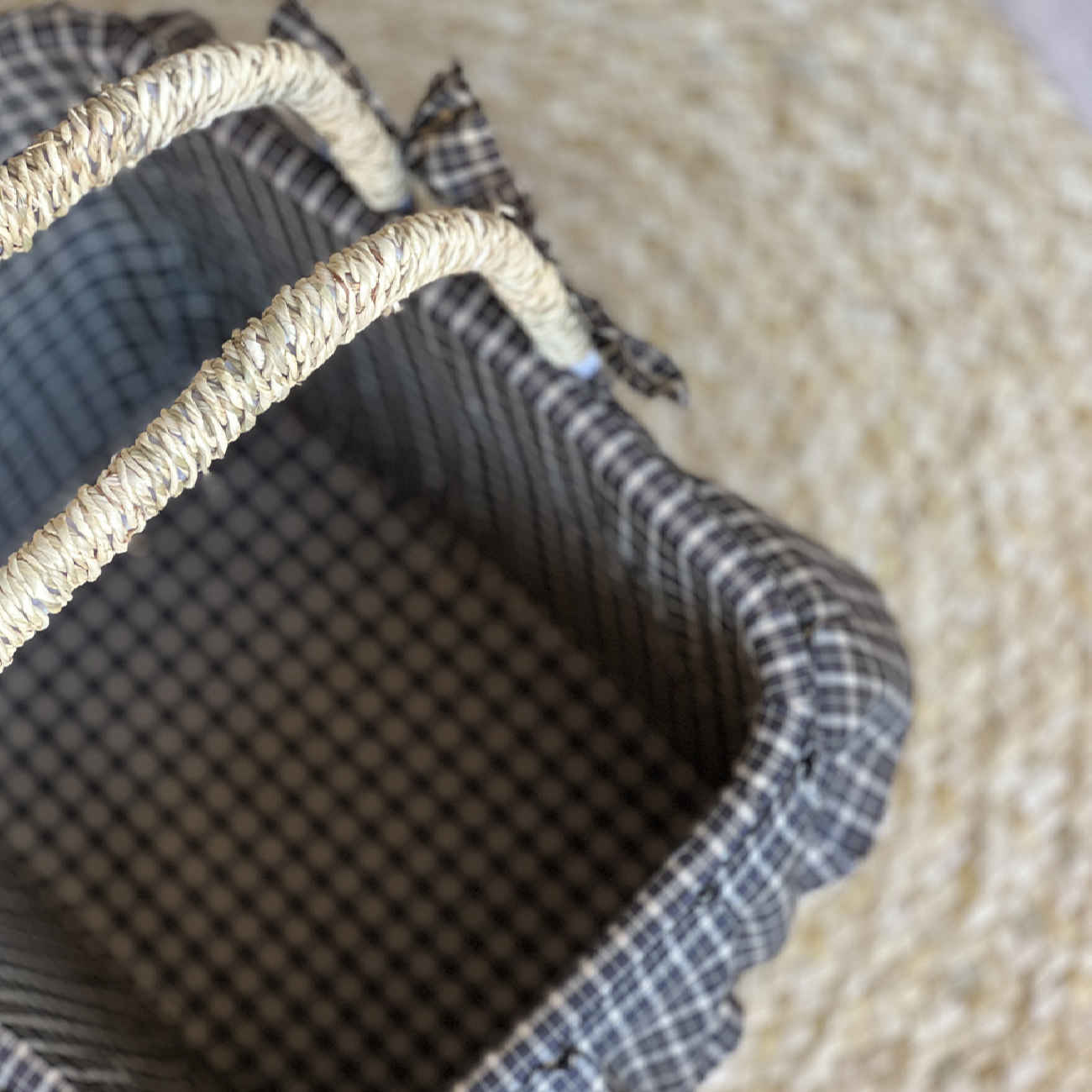 سلة تخزين أوراق النخيل المنسوجة يدويًا بغطاء دائري