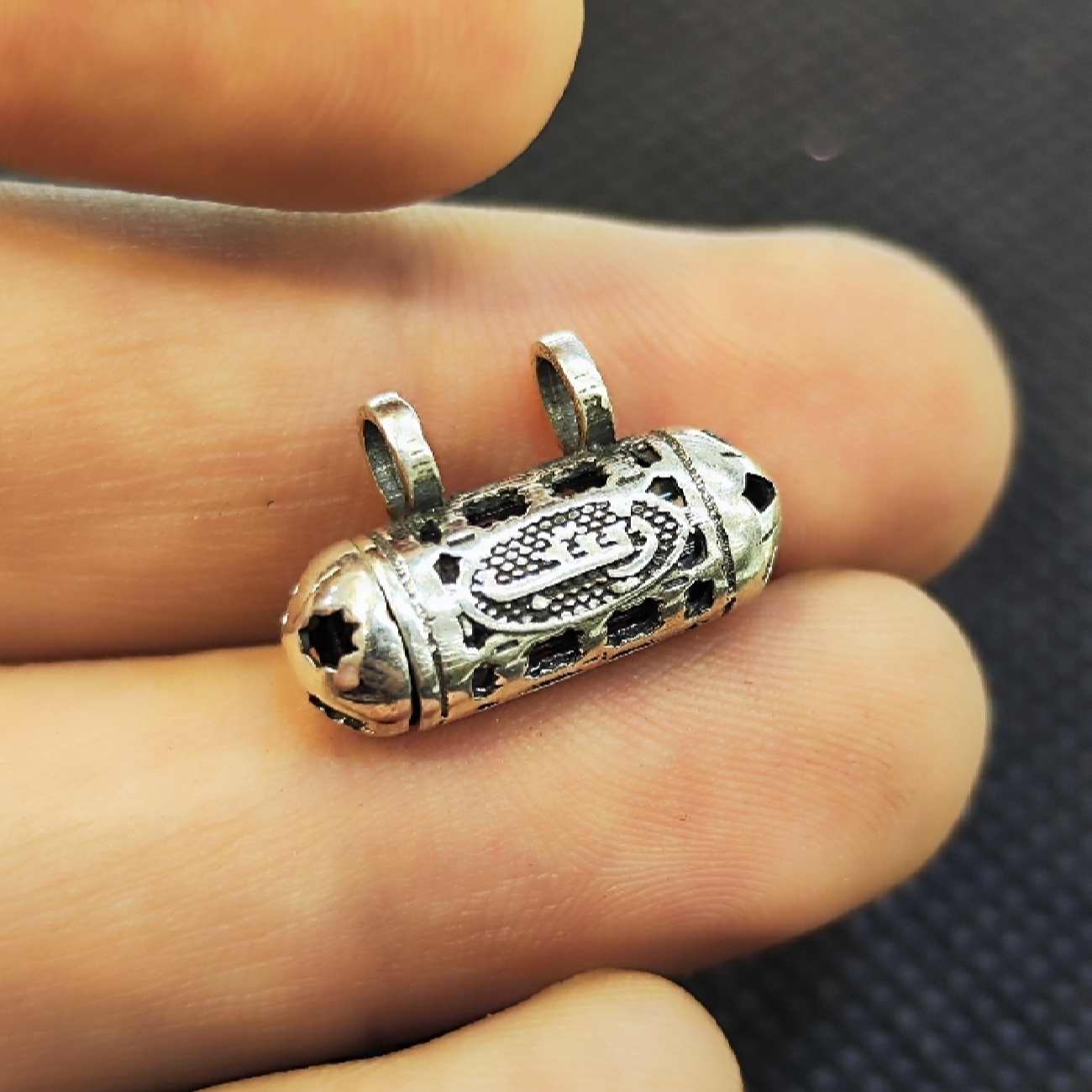 قلادة فضية إسلامية بحرز الإمام جواد وخط زينب