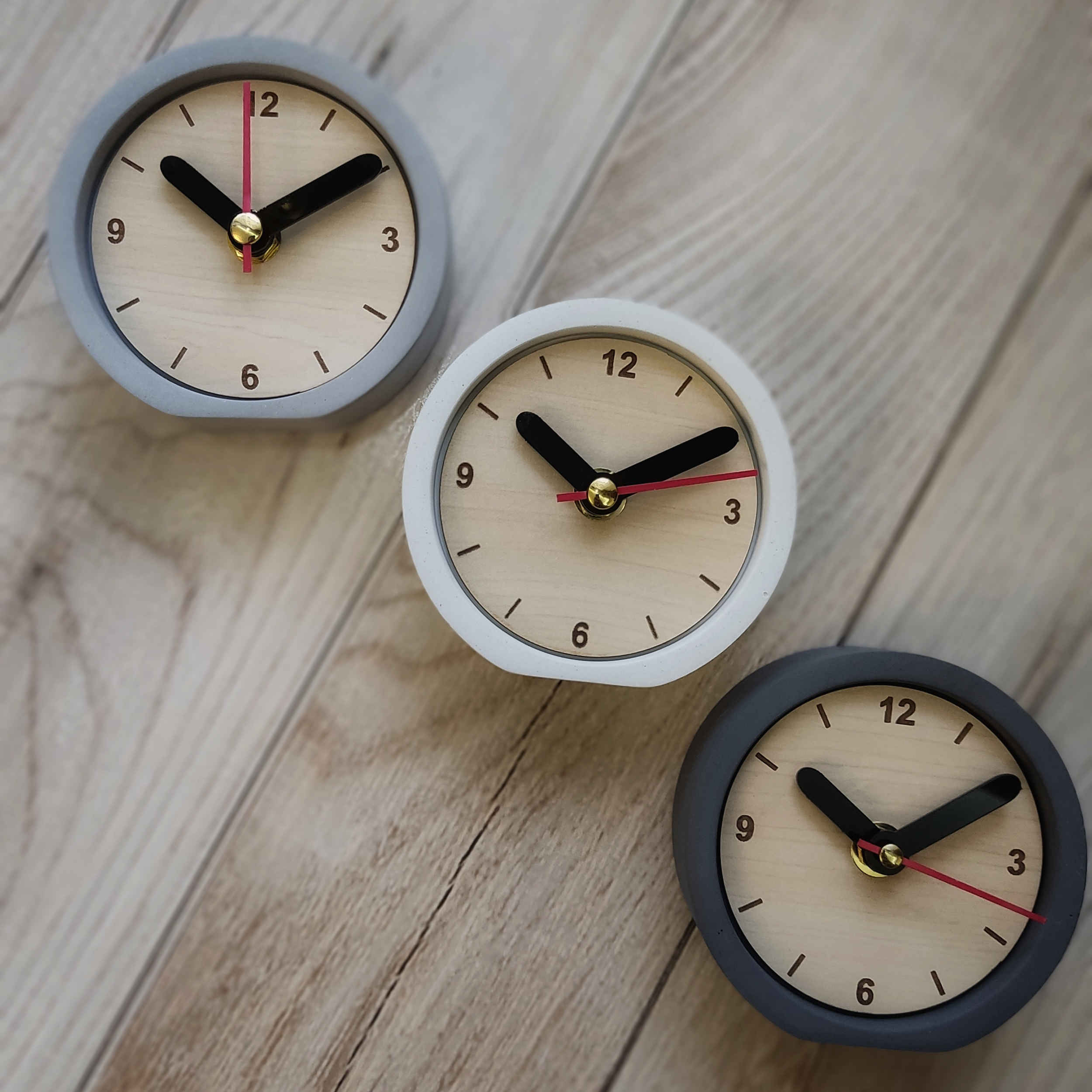 ساعة مكتبية خرسانية مصنوعة يدويًا – بسيطة لإعداد الطاولة