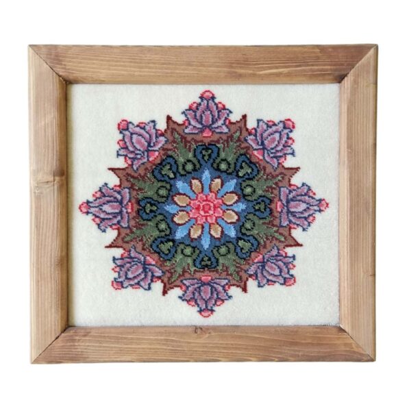 سجادة حائط إيرانية مصنوعة يدوياً من تبريز تصوّر فسيفساء لاچک