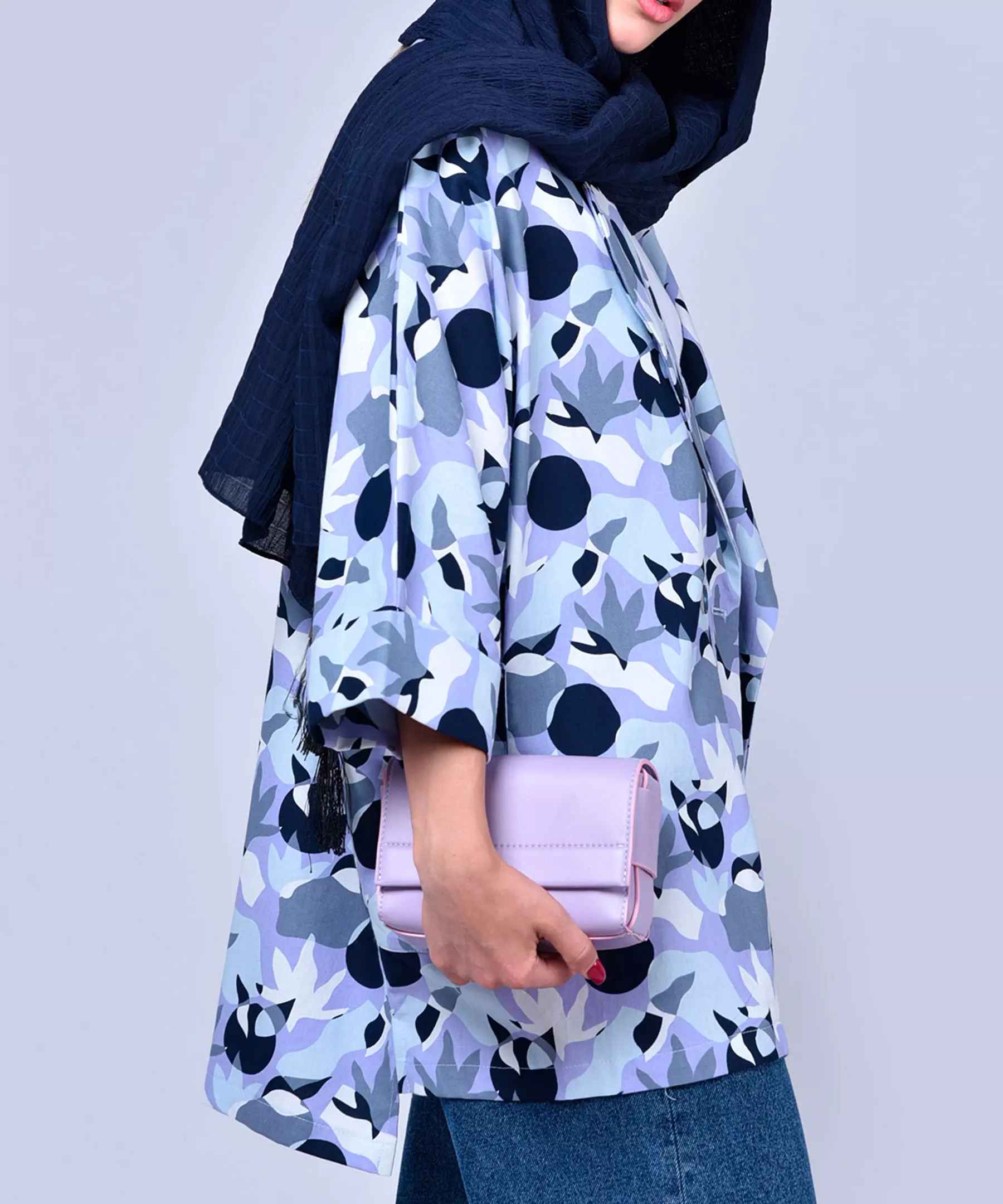 مانتو إيراني مفتوح من الأمام للنساء بقصة واسعة وتصميم منقط