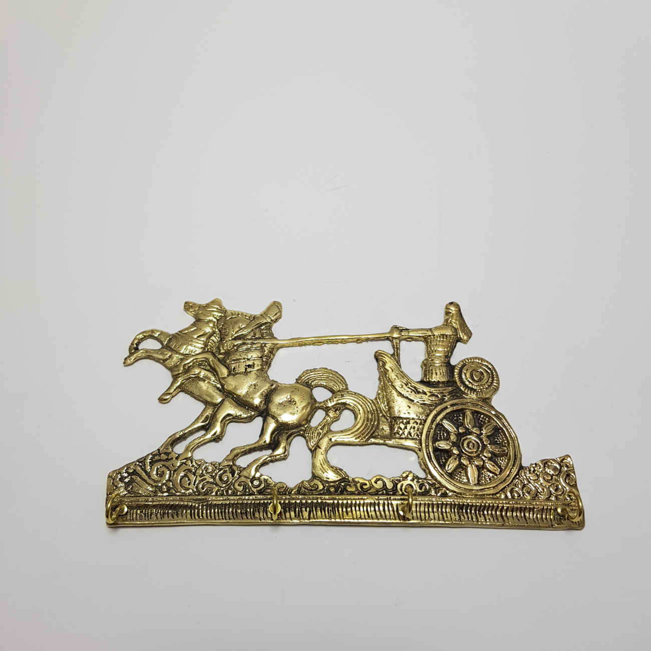 حامل مفاتيح نحاسي عتيق بتصميم عربة فاخرة تفتح بأناقة الحنين