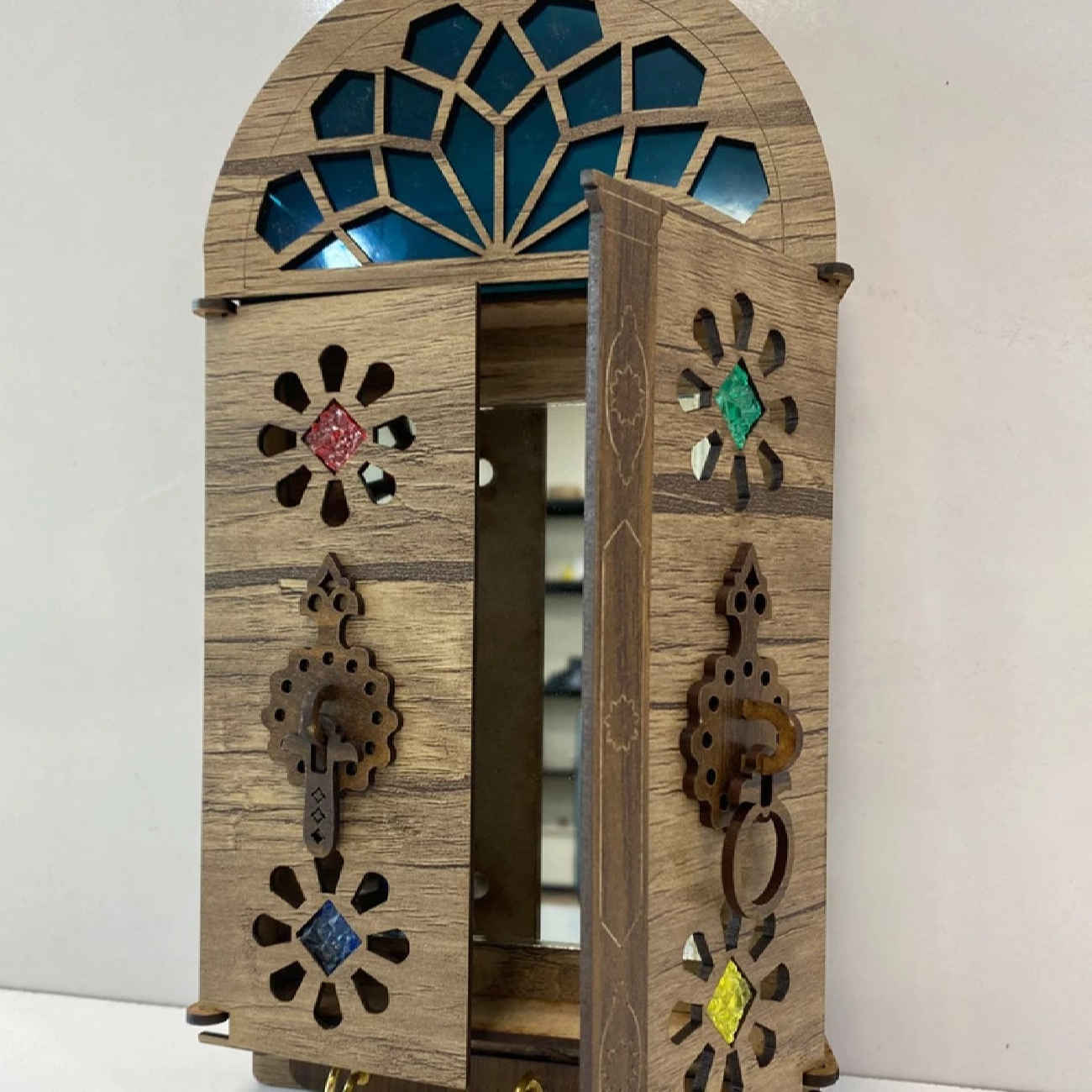 حامل مفاتيح حائط خشبي تصميم باب منزل تقليدي وملون