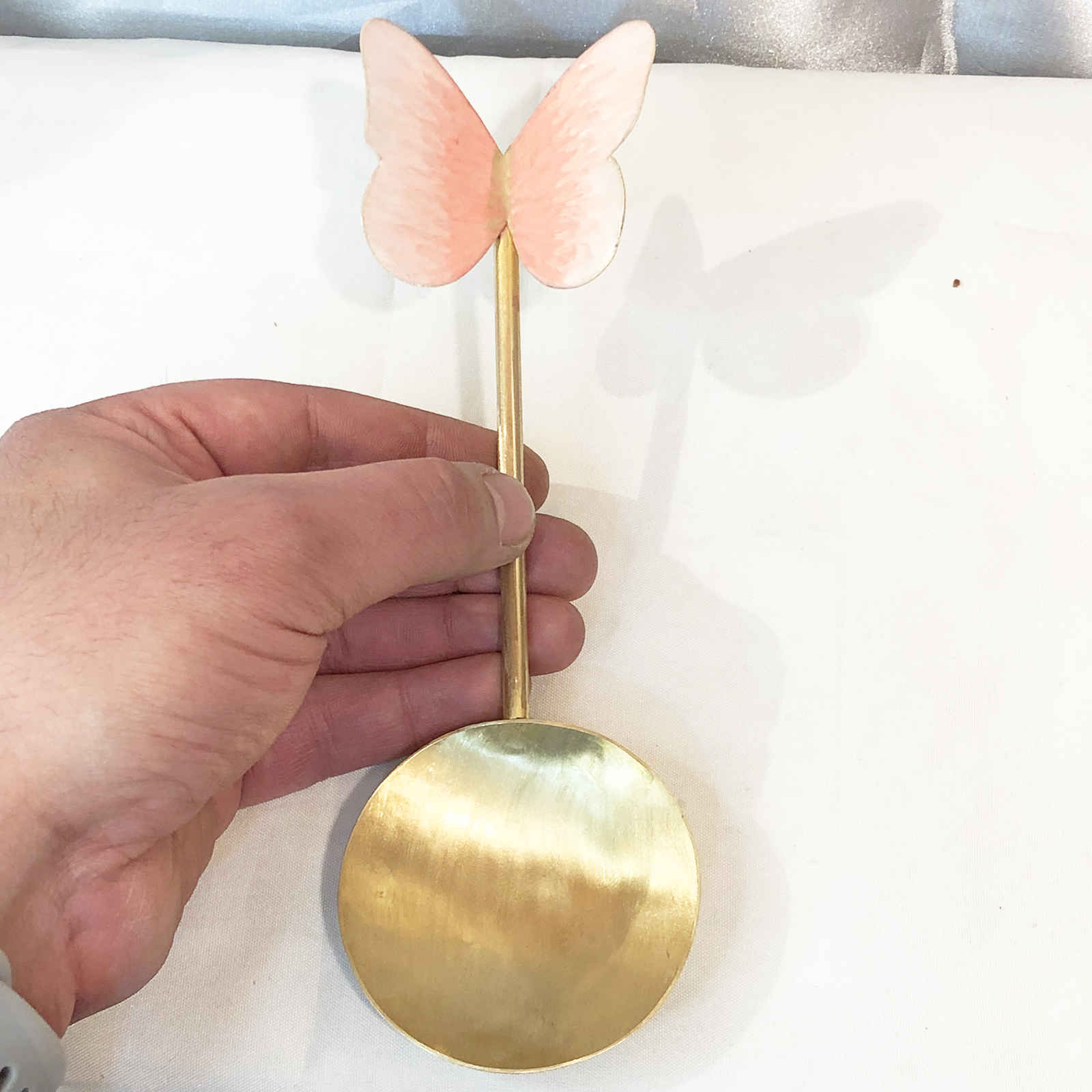 ملعقة تقديم مكسرات نحاسية بتصميم فراشة