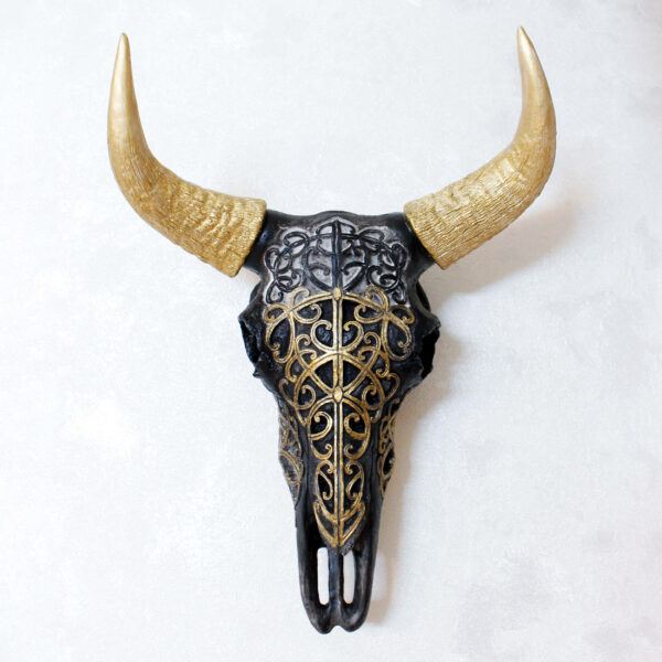 تمثال جمجمة ثور بقرون ذهبية زخرفي - منحوتة ذات طابع غربي