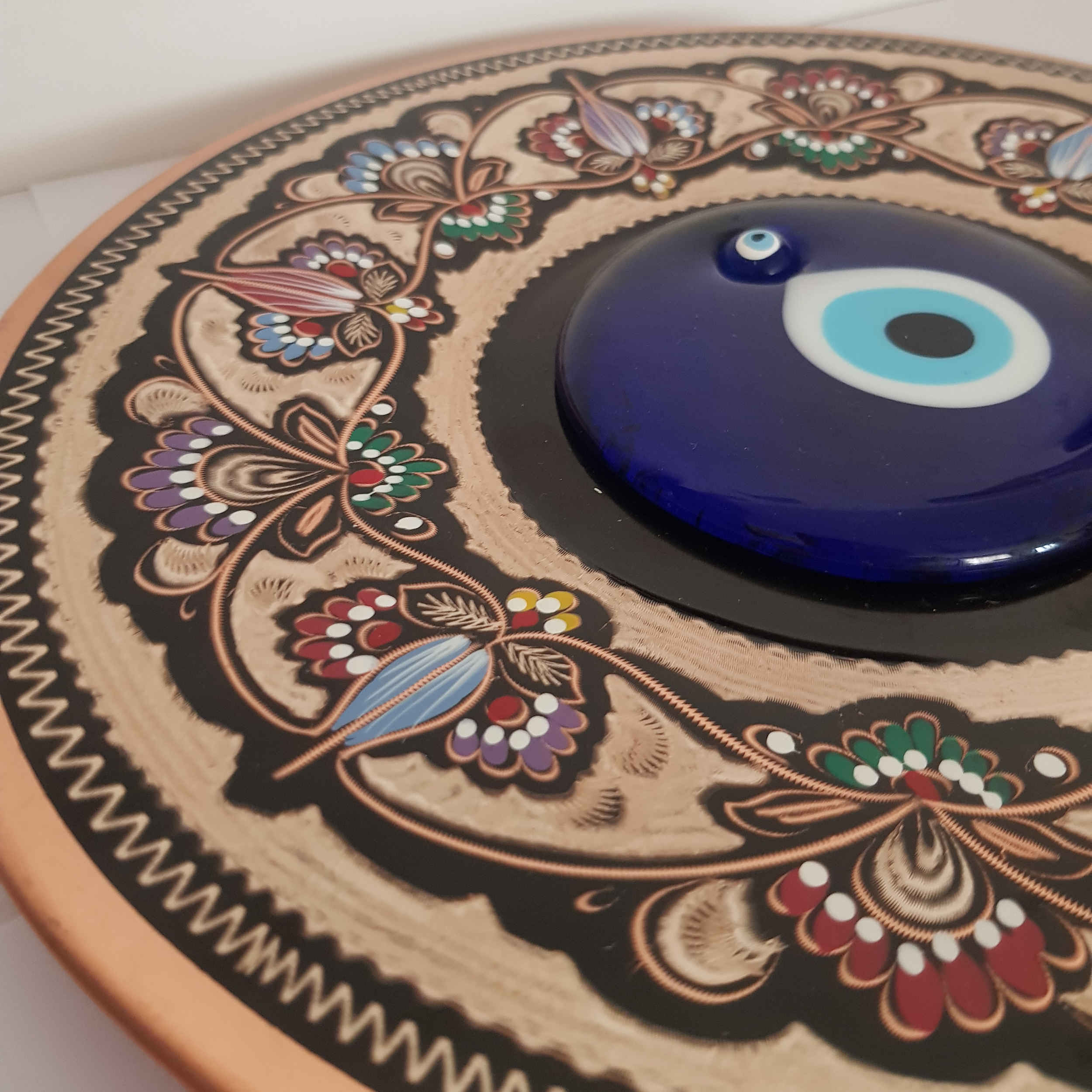 لوحة من النحاس مرسومة بتقنية المينا الإيراني