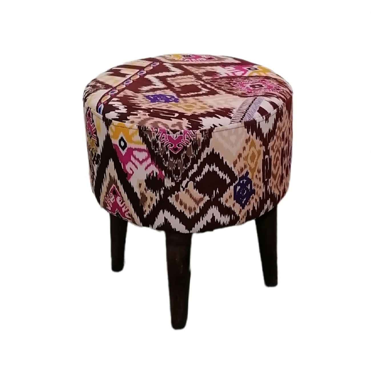 مقعد قدم دائري بأرجل خشبية مستوحى من الفن الإيراني