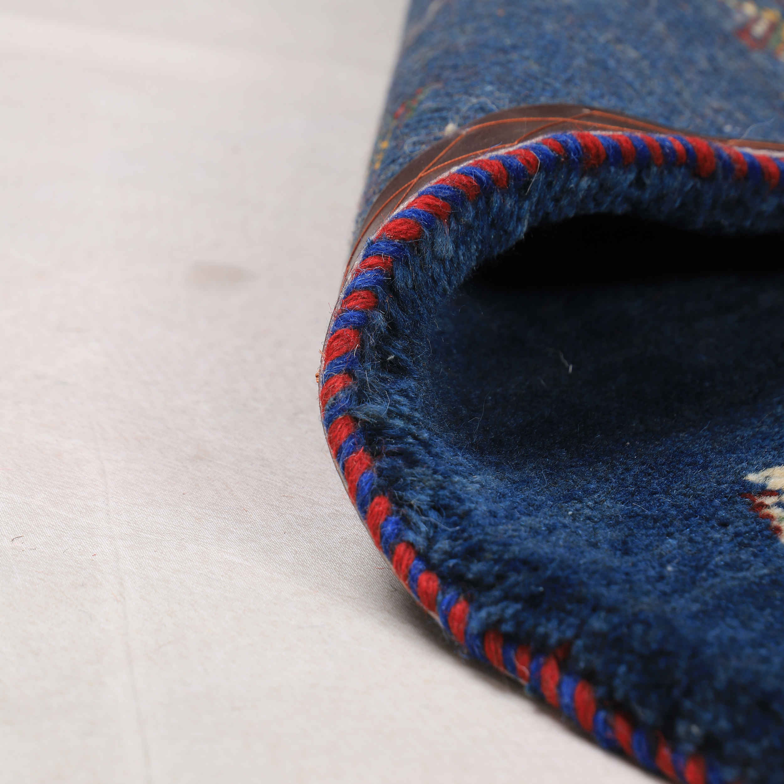 سجاد جابيه إيراني من الصوف محبوك يدويًا في فارس برموز حيوانية