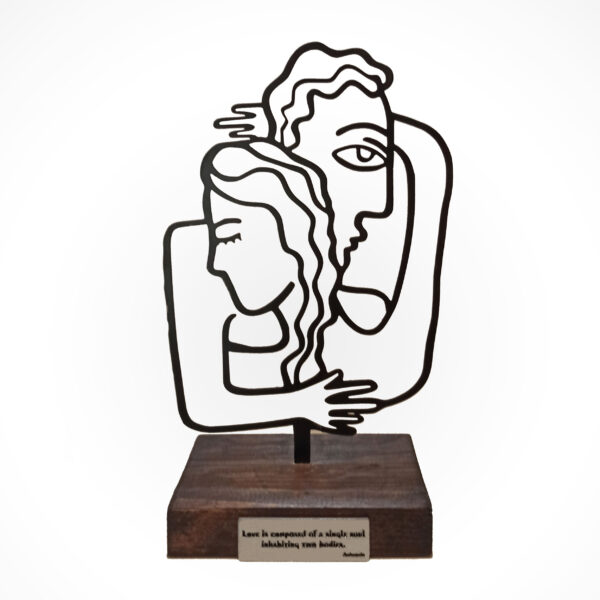 تمثال فني من المعدن بأسلوب الحداثة: احتضان الزوجين