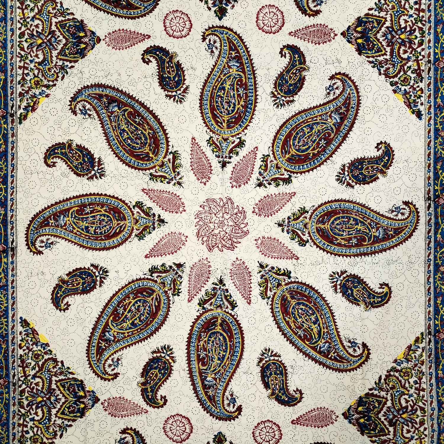 مفرش طاولة مطبوع بالكتل الإيراني كالامكاري التقليدي في أصفهان