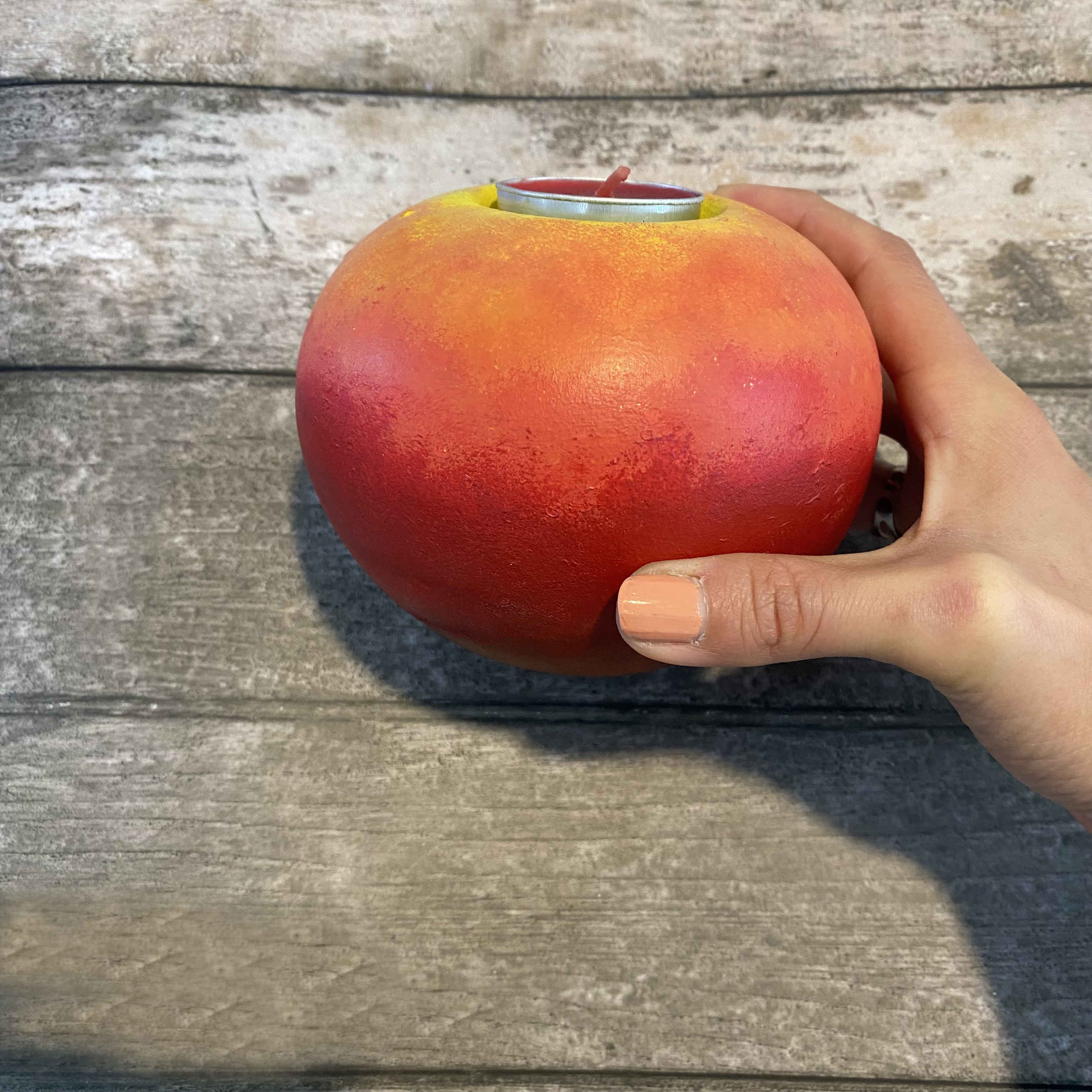 شمعدان فخار مصنوع يدوياً بتصميم التفاحة