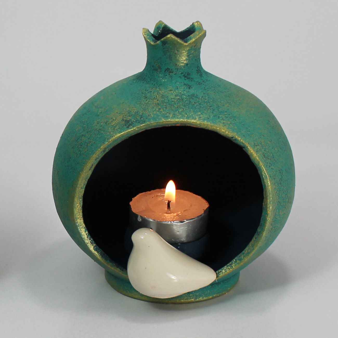 شمعدان فخار مصنوع يدوياً بتصميم الرمان