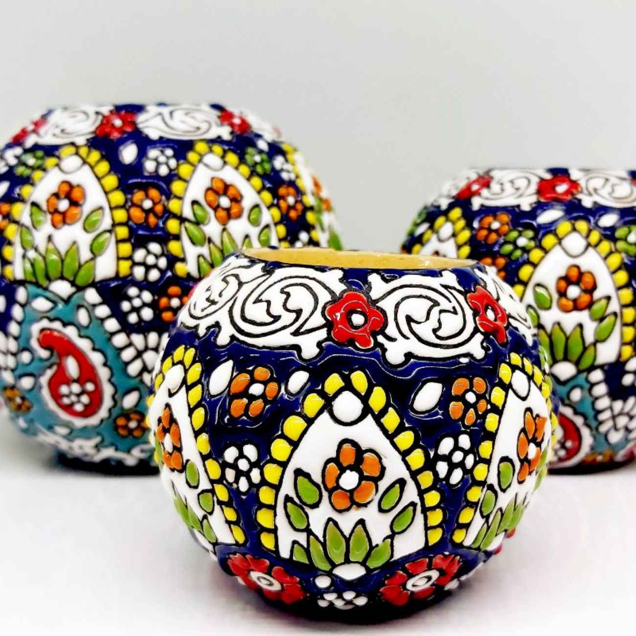 شمعدان فخار ميناكاري مصنوع يدوياً بتصميم فني