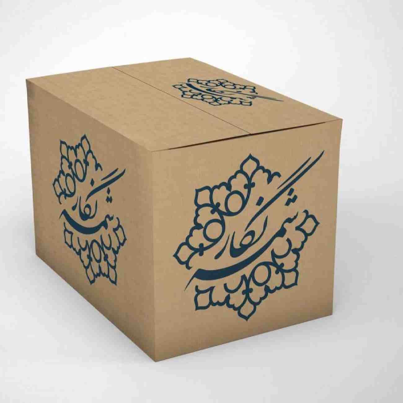 عداء مطبوع بتصميم طيور وأوراق حريري مع طاولة