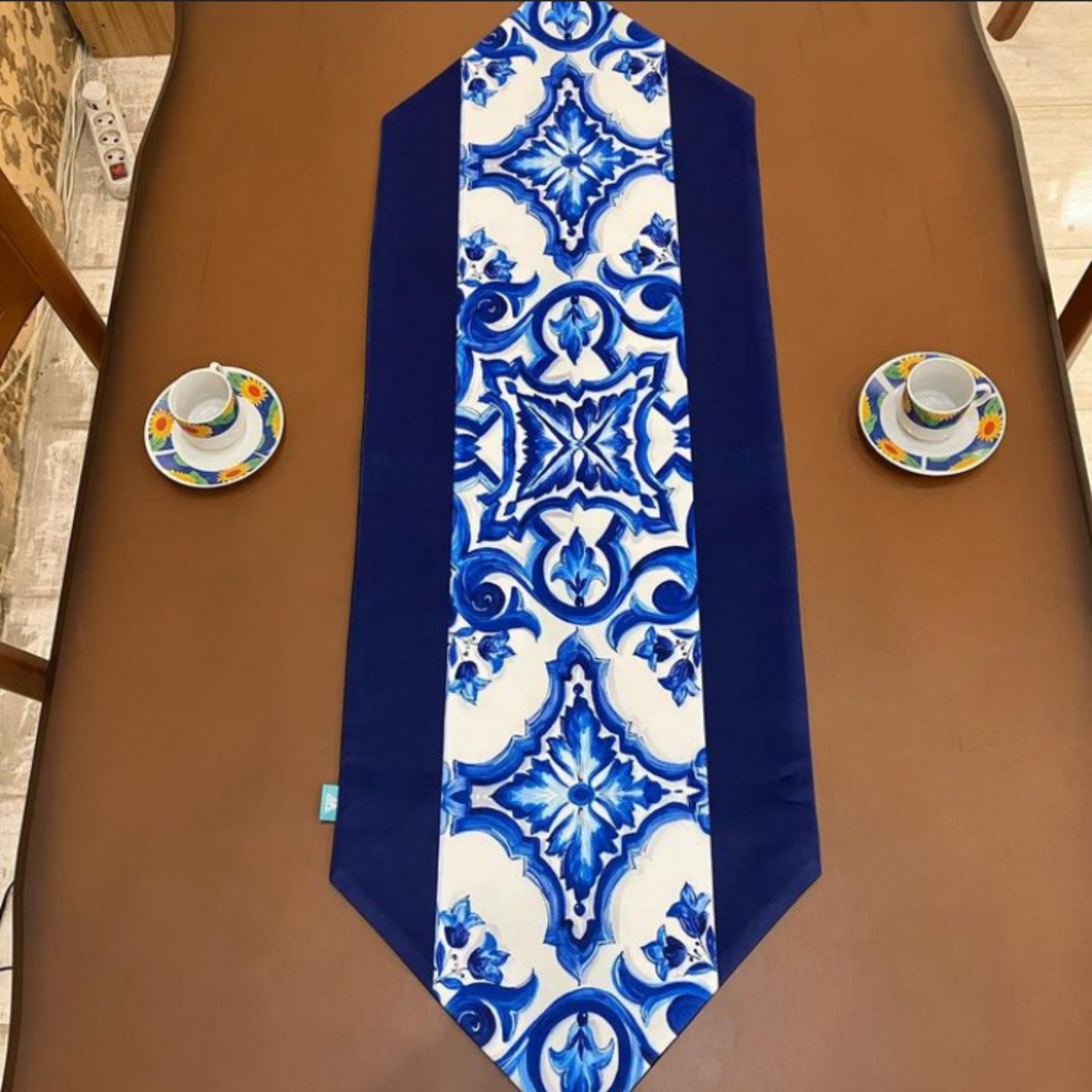 عداء إيراني مطبوع بتصميم إسليمي حريري مع طاولة