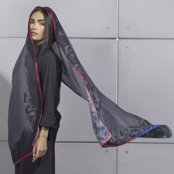 وشاح إيراني بتصميم طباعة خط للنساء