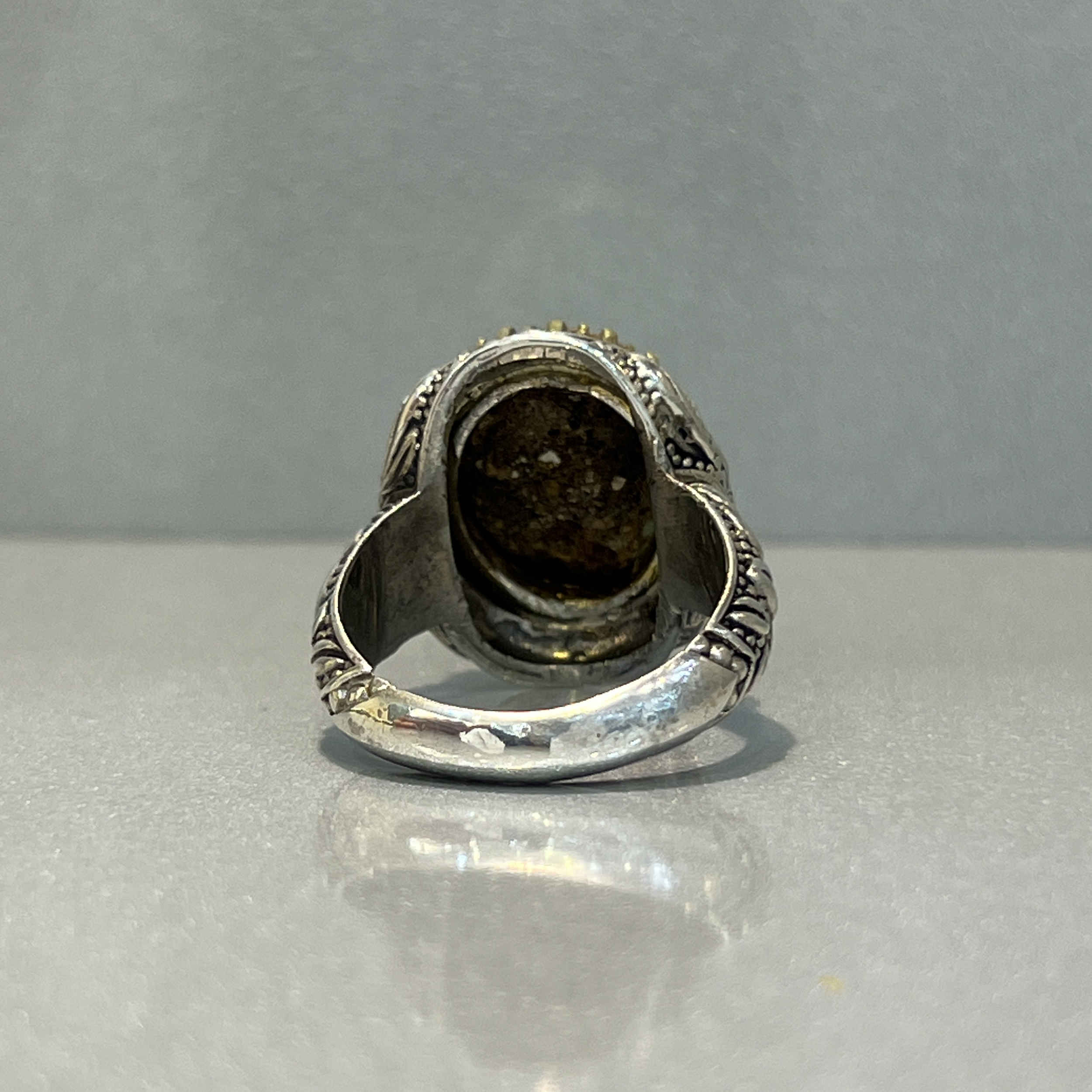 حلقة فضية يدوية مزينة بالفيروز الإيراني من نيشابور مصممة للرجال