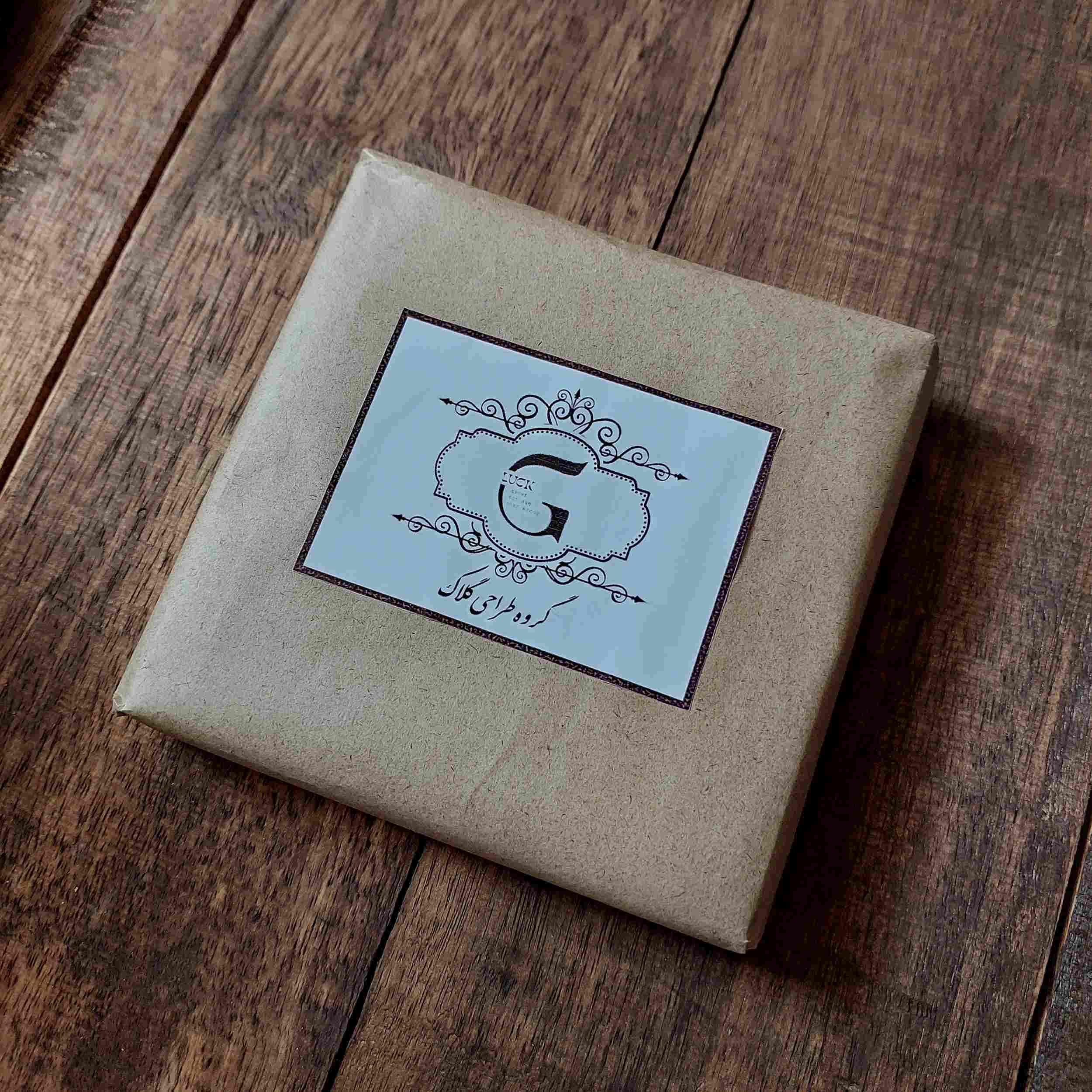 حامل مفاتيح جداري سيراميكي – بإطار خشبي وتصميم بلاط قصيدة رومي