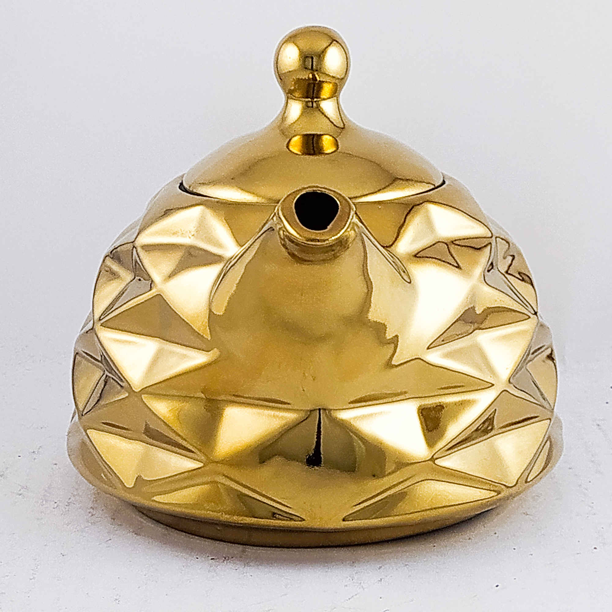 إبريق خزفي لتقديم الشاي بتصميم هندسي