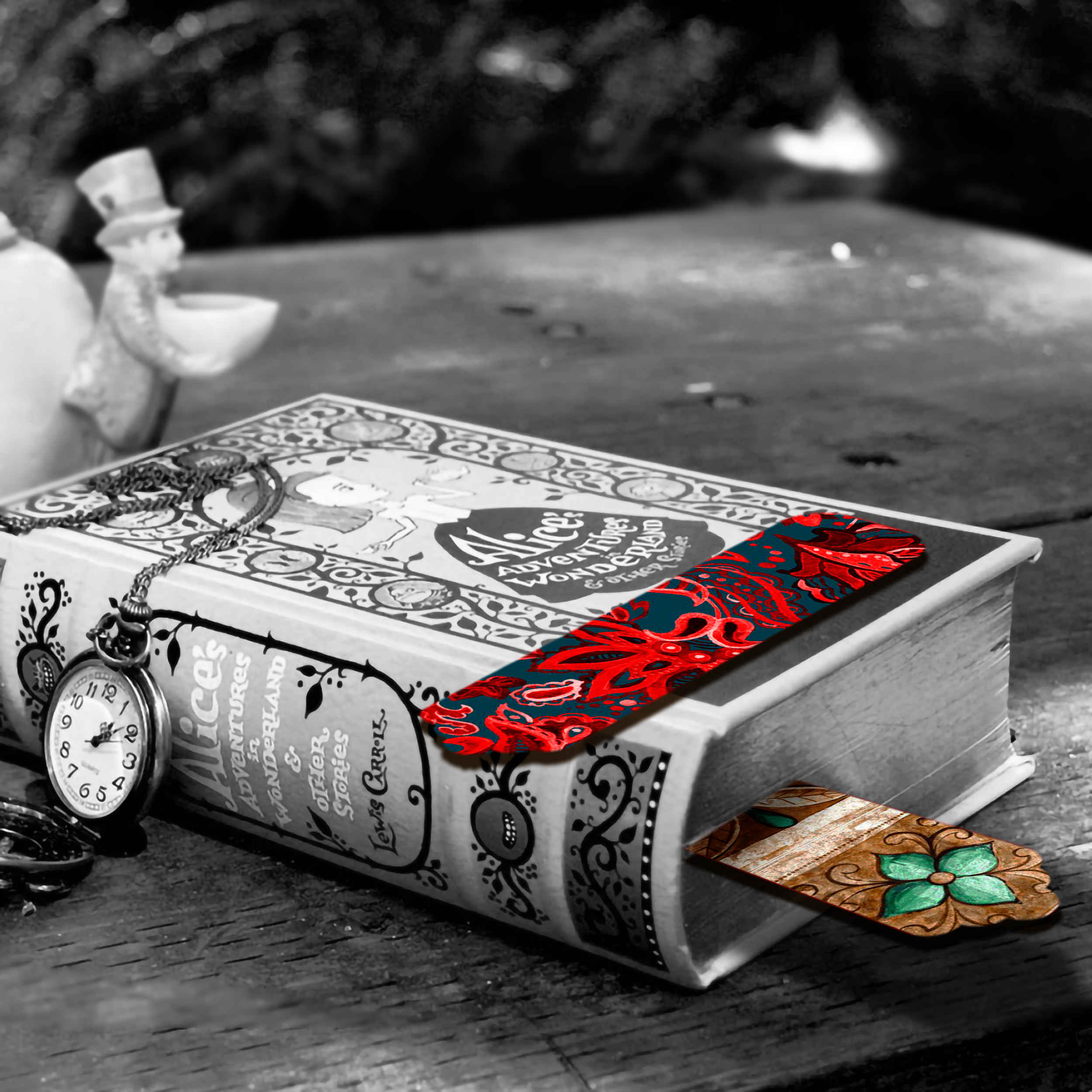 فواصل كتب خشبية فنية بتصميم زهري – مجموعة من 2