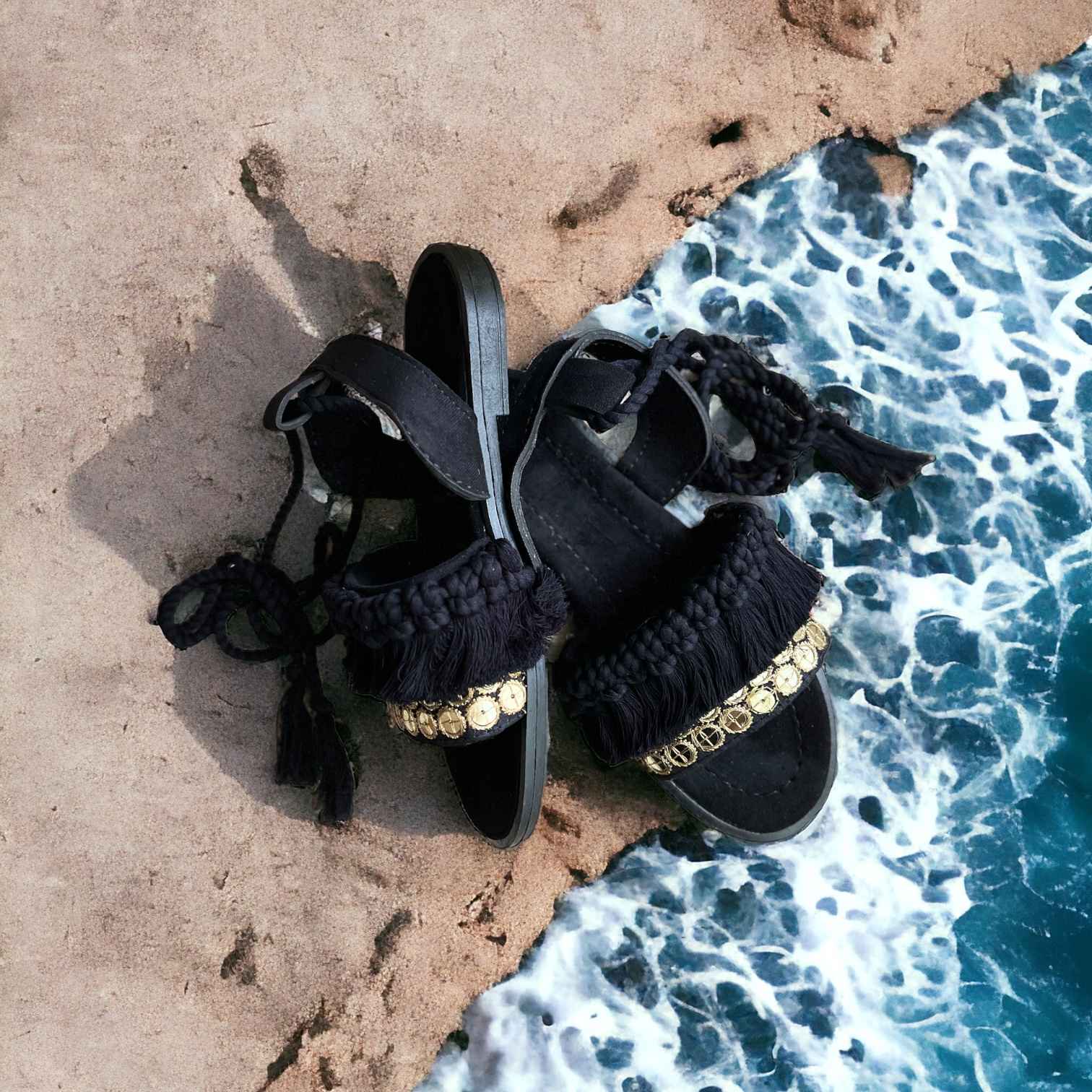 صنادل مسطحة بسير خلفي بتصميم بوهيمي مصنوعة يدويًا باللون الأسود