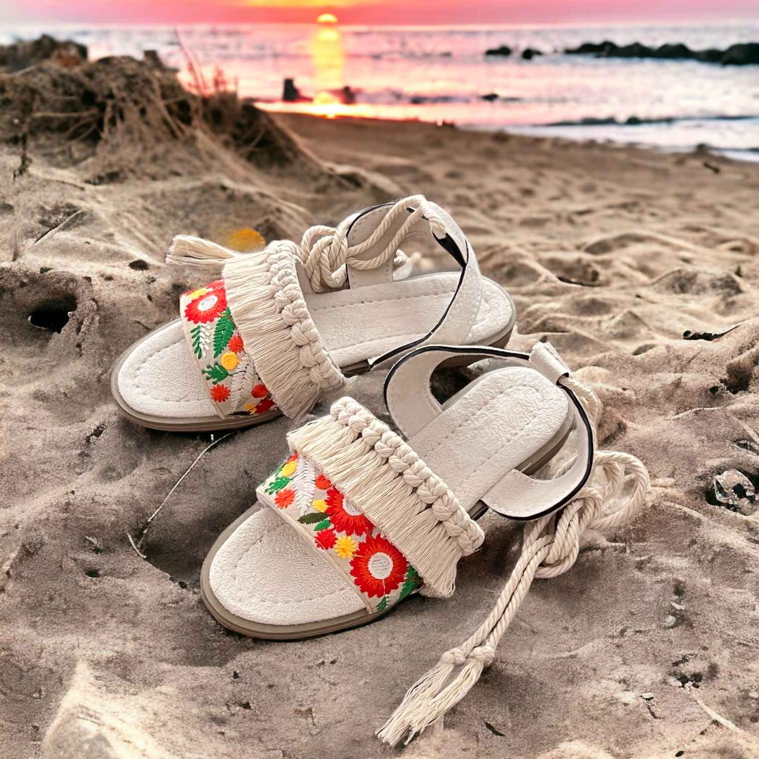 صنادل مسطحة بسير خلفي مزخرفة يدويًا بتصميم بوهيمي