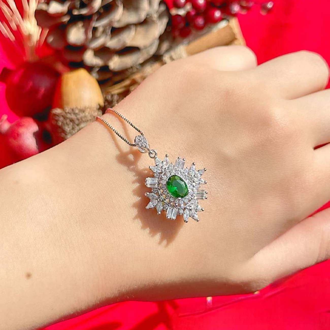 قلادة فضية استرلينية ملكية بالزمرد مع حجر زيركونيا من الدرجة 3A