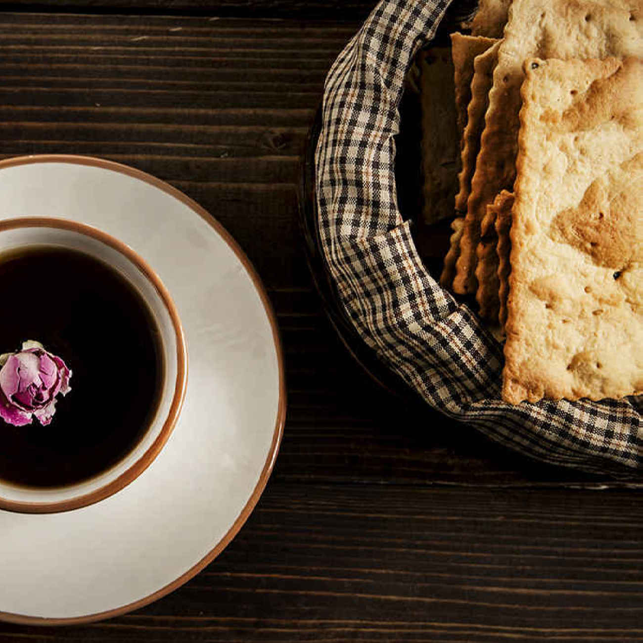 بسكويت خبز مجفف تقليدي بعصارة التوت الأبيض