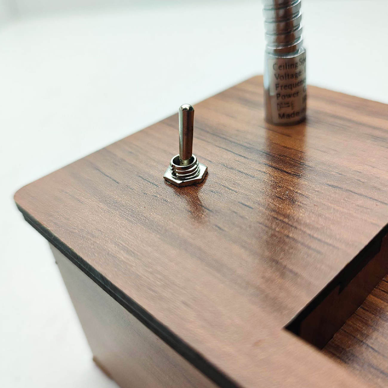 مصباح قراءة خشبي للمكتب مع مساحة للقلم