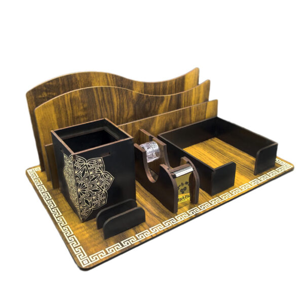 منظم مكتب من الخشب بتصميم هندسي