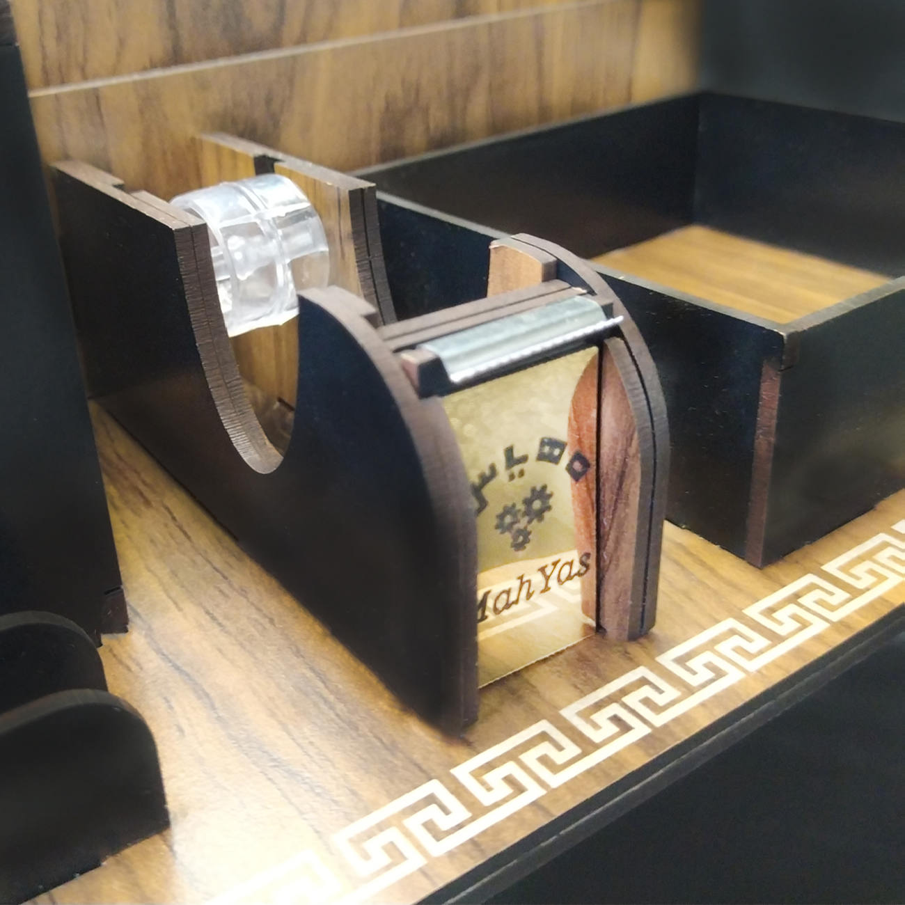 منظم مكتب من الخشب بتصميم هندسي