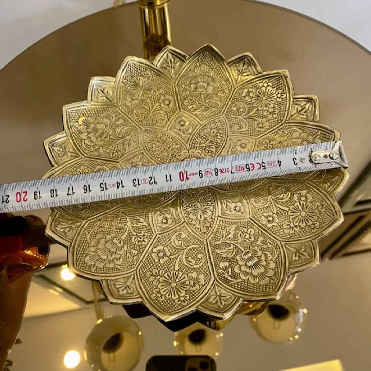 طبق نحاسي ديكوري منقوش يدويًا بزخرفة قلمزاني بتصميم نباتي