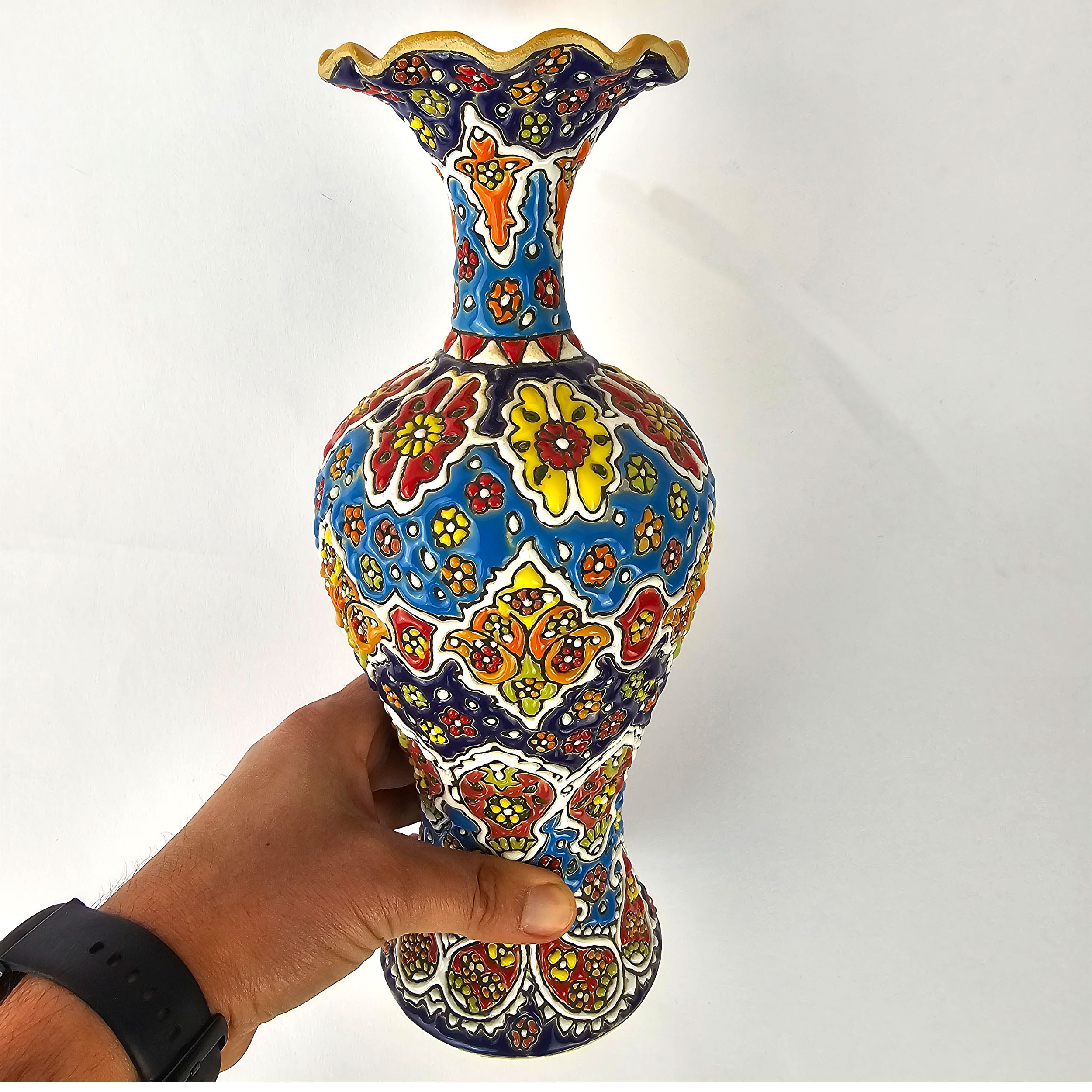 مزهرية زخرفية من الفخار بفن الميناكاري الإيراني المرسوم يدويًا بنقوش نباتية