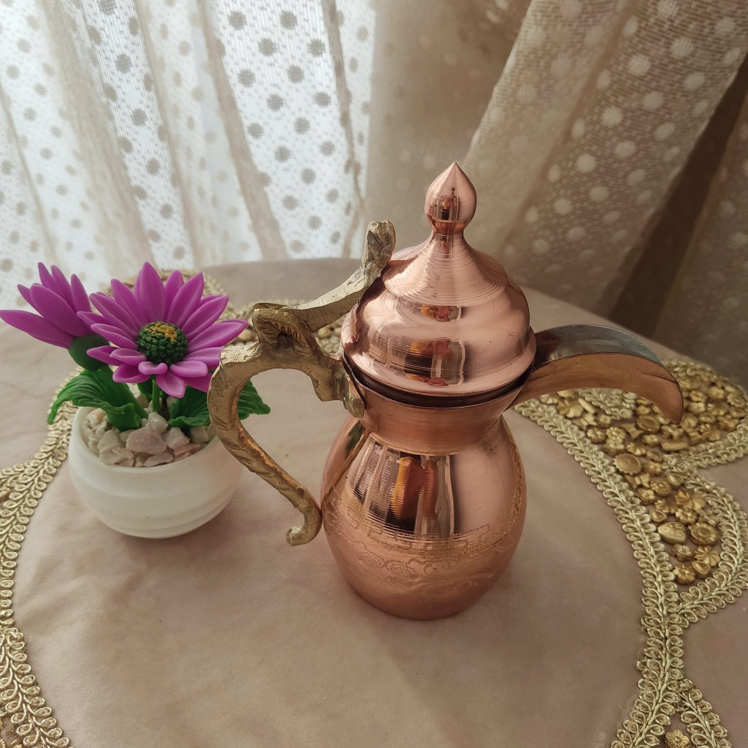 دلة - إبريق قهوة نحاسي لتحضير القهوة العربية والقهوة القطرية، مطلي من الداخل بالقصدير مع مقبض من النحاس
