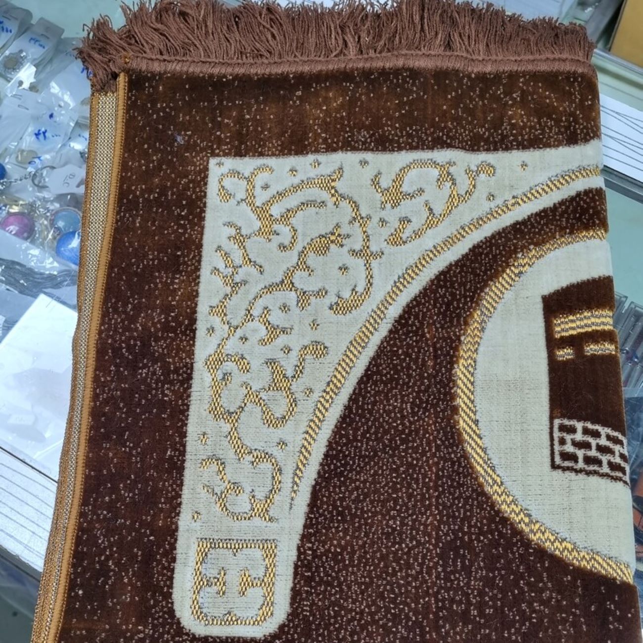 سجادة صلاة إسلامية مخملية جانماز مبطن باللون البني مع تصميم الكعبة المشرفة