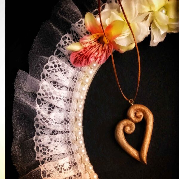 قلادة خشبية فنية بتصميم قلب