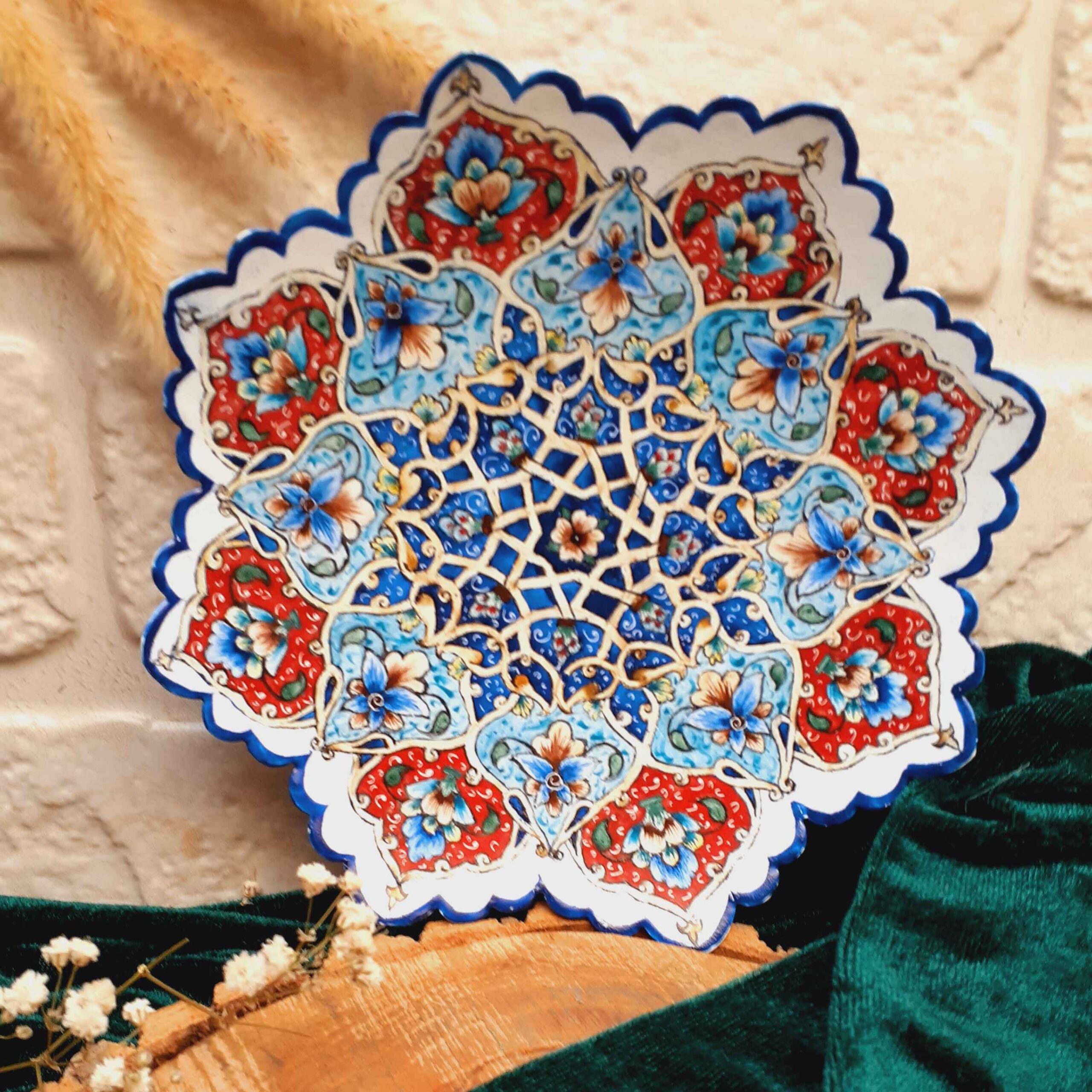 طبق نحاسي مزخرف بتصميم من المينا الإيرانية، مصنوع يدويًا