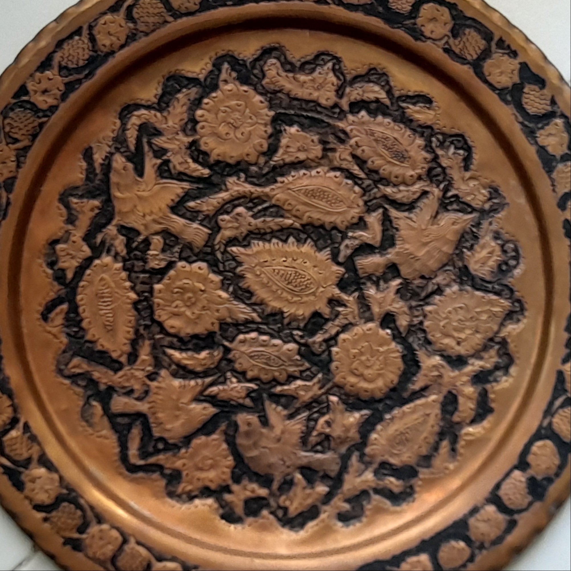 طبق نحاسي زخرفي محفور يدويًا بتصميم الطيور والزهور