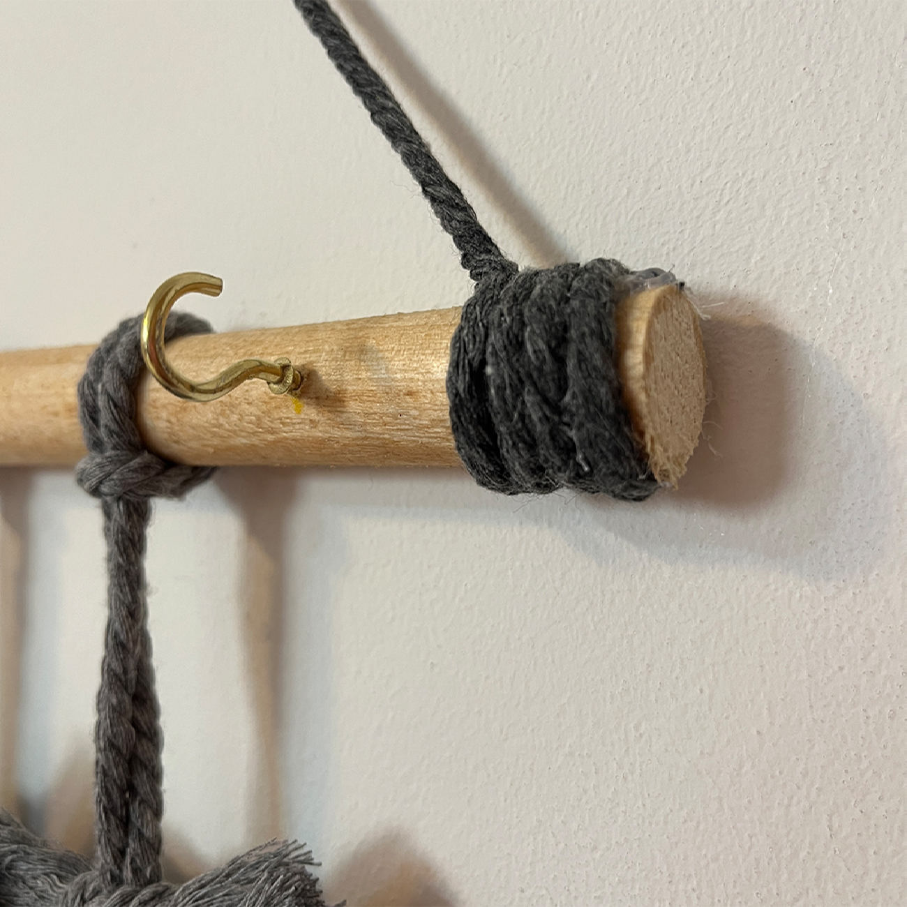 حامل مفاتيح جداري مزخرف ومنسوج يدويًا بتصميم ورقة